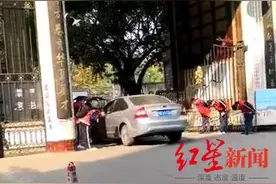 当地教体局回应“学生列队迎接老师开车入校还90度鞠躬”：已督促学校规范教育行为图片