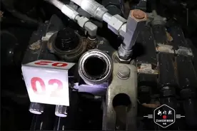 黑龙江男子将半斤盐倒进了60万元的拖拉机里，被拘留图片