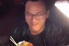 贴膜小哥用鞋当碗泡方便面：袋装比桶装便宜2元图片