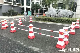 晚报110丨小区门口的隔离护栏有何作用？交警部门：引导车辆避开盲区，确保交通安全图片