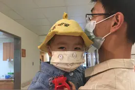 3岁女孩患白血病，爸爸穿玩偶服发传单筹款：因女儿喜欢熊大图片