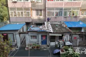 居民楼前的自建平房算违建吗？合肥城管部门查看后：要由规划部门定图片
