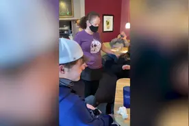 美国一名女餐厅服务员从好心顾客那里得到1000美元小费图片