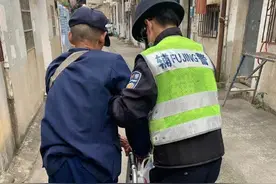 “这么多年了，你是第一个把我背回家的人”这个背影，太暖了图片