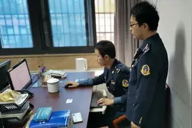 引以为戒！杭州一男子在地铁站内抽烟，执法人员监控锁定，罚款50元图片