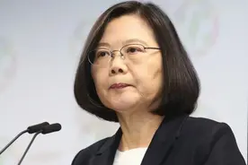 台湾有人炒作大陆“网军”散播“失联飞行员投诚”，蔡英文今天也自己加戏了图片