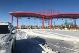 11月20日 赤峰高速正在全力清雪中，路面结冰湿滑，不具备通行条件图片