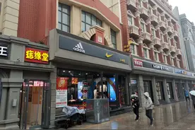 假货当成正品买、和执法人员躲猫猫，这家adidas nike折扣店什么打了“折扣”?图片