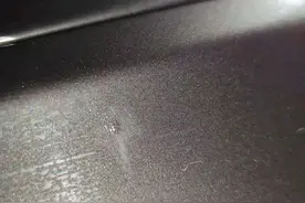 新车刚买半月漆面多处鼓包“冒痘”，4S店：还未查清原因图片