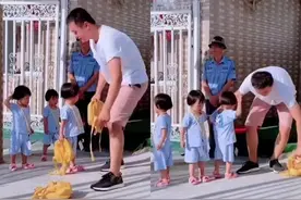 宝爸接送女儿放学迟了十几分钟，女儿怒甩书包，小表情又萌又委屈图片