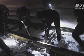 400“打冰人”彻夜奋战保高铁畅通