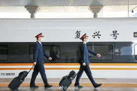 好奇吗？火车司机的行李箱里装了啥图片