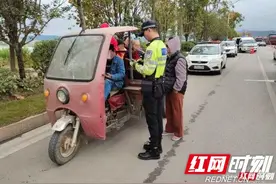 太危险！一辆三轮摩托车违法承载13人奔丧被宁远交警及时查处图片