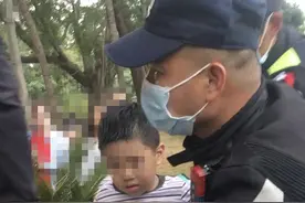 深圳一男童好奇假山石洞只身往里钻，结果被卡住了……图片