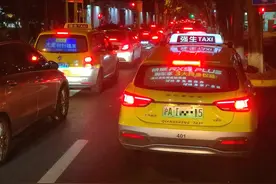 出租车后窗亮起“新媒体”广告引发热议，上海已在修订新标准图片