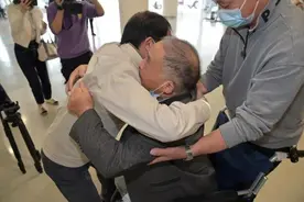 老人梦见老屋来了个陌生人，特地在门口留下电话…两年后，奇迹发生了图片