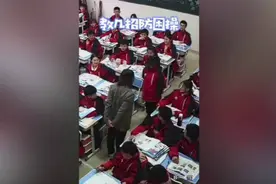 76秒丨暖！老师揉肩叫醒打瞌睡学生一起做颈椎操：青春期直接点名 怕伤自尊图片