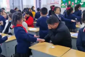 家长会感人一幕：孩子表演手舞 家长笑着笑着就哭了图片