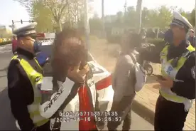 自称粉丝百万，遮挡号牌女子被查后踢打民警，判了图片