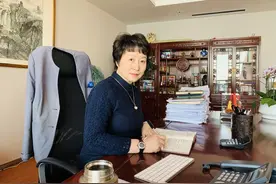 从商近30年 从站柜员成长为集团总裁！丁琳获省三八红旗标兵 用行动诠释勇敢坚韧的青岛巾帼风采图片