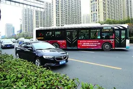 公交左转“尬”行，不行了图片