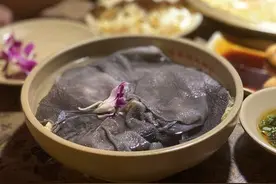 麻辣火锅 沸腾快乐∣被牛油香勾着去吃，味道果然够“浓重”图片