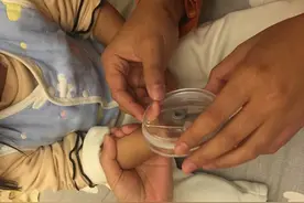 抹了洗洁精也没用！义乌2岁女童半夜起来喝水，手指卡进杯盖图片