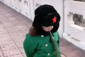 萌娃穿姥爷同款军大衣还模仿姥爷走路，姿势一模一样，网友：今年最靓的妞图片