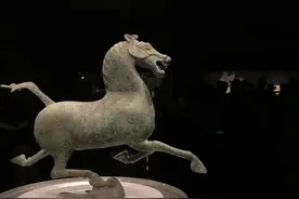 国宝“马踏飞燕”，踏的可能是只鹰图片