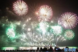 绚丽烟花点亮芭堤雅夜空图片