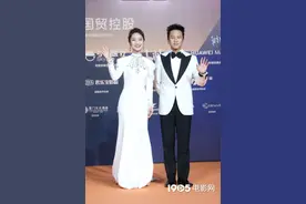 邓超携蓝羽亮相金鸡奖闭幕式 背头造型向粉丝比心图片