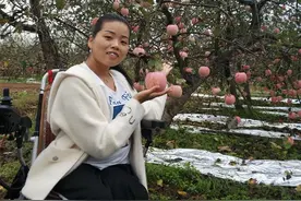 从受人资助到帮助他人，“苹果女孩”靠双手改变命运图片