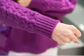 羊绒衫、羽绒服……冬天衣服厚重又难洗？3分钟教会你7类冬衣清洗小窍门，超实用图片