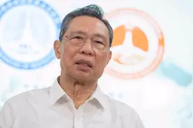 钟南山举例“疫苗风波”谈媒体报道：传播新闻前要理解讲者的意图视频封面