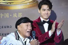 入围“中国电视好演员”的李易峰回成都 提醒粉丝天冷注意保暖图片