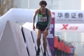 南京马拉松终点线前，这一幕令人动容图片