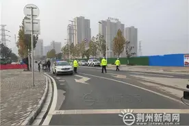 交警沿途保畅通 复兴大道东段通车首日通行顺畅图片