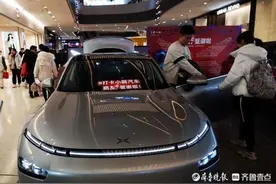 新能源汽车进入济南大商场摆卖，吸引众多年轻人关注图片