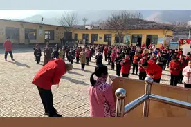 201名学生鞠躬送别退休老师图片