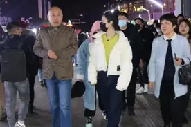 深夜！薇娅现身合肥淮河路步行街图片