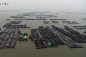 镇江扬州之间，船民经过长江和大运河交汇处，为啥要放鞭炮？图片