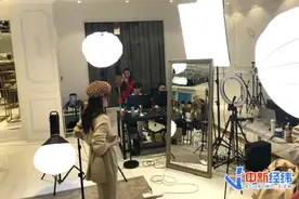 被困住的底层带货主播：一天直播13小时，3人围观也得播图片