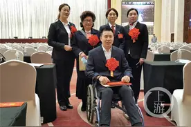 足球健将遭遇车祸截肢 沉寂五年后网上创业成电商公司老板图片
