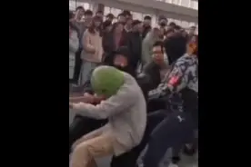 笑翻！拔河比赛男生戴“鱼头套”试图逗笑对手，结局万万没想到图片