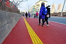 彩色人行道亮相紫金路图片