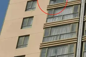 父亲把儿子独自留在酒店房间，回来发现坠亡图片