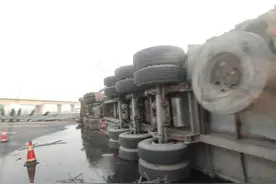 京港澳高速许昌段一货车侧翻北向南单车道通行 请提前绕行图片