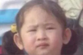 还记得表情包里的皱眉小女孩吗？她长大后长这样……图片