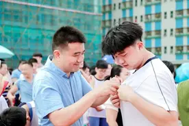 图图图+人人人！围观东莞各大中学生18岁成人礼图片