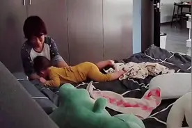 92秒丨90后宝妈回应保姆暖心带娃监控走红 保姆曾说：进了你家门，你的孩子就是我的孩子图片